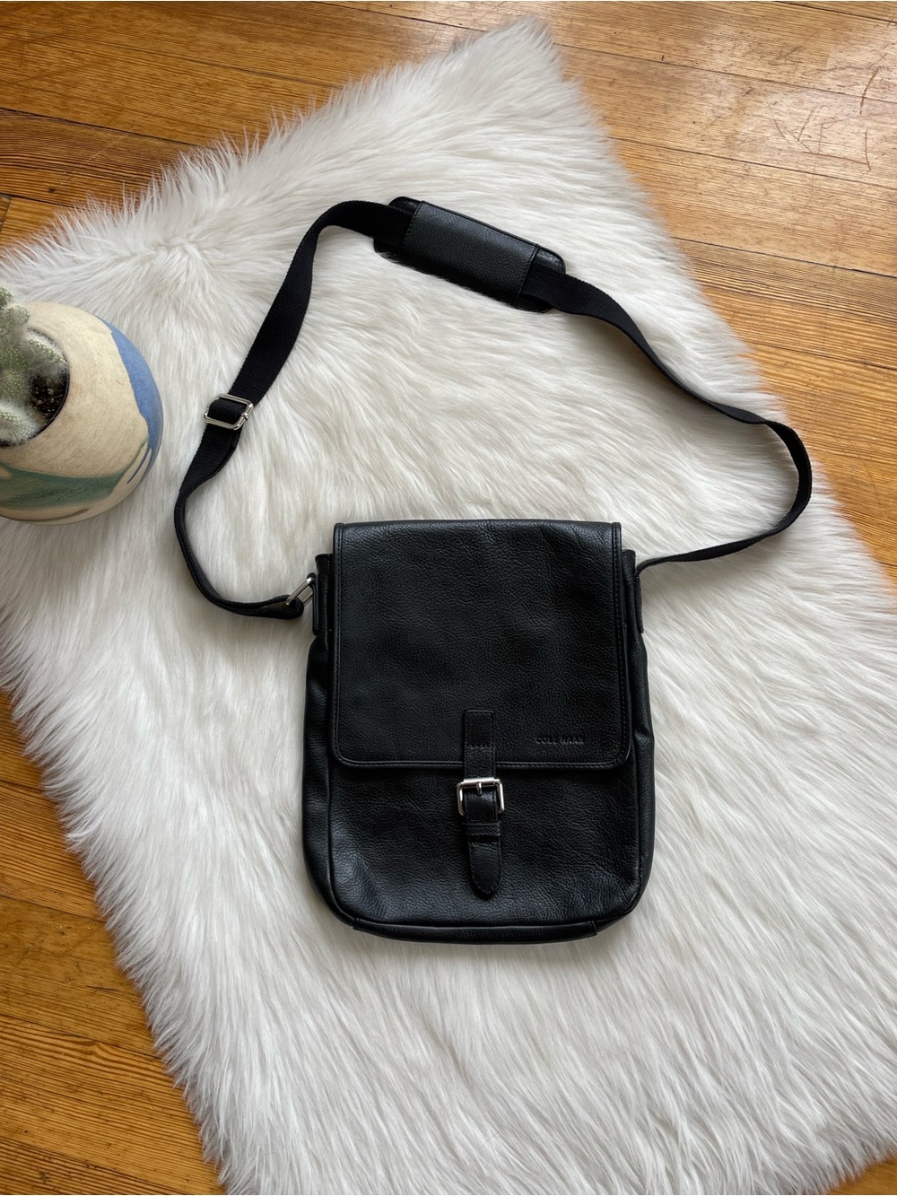 LIKE NEW Cole Haan vintage pebbled leather crossbody messenger satchel bag